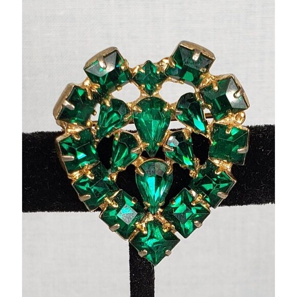 Vintage Emerald Green Rhinestone Heart Prong Set Gold Tone Brooch - Picture 4 of 16